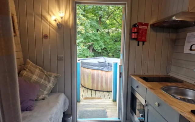 Cabin - Sleeps 2 hot tub & Parking