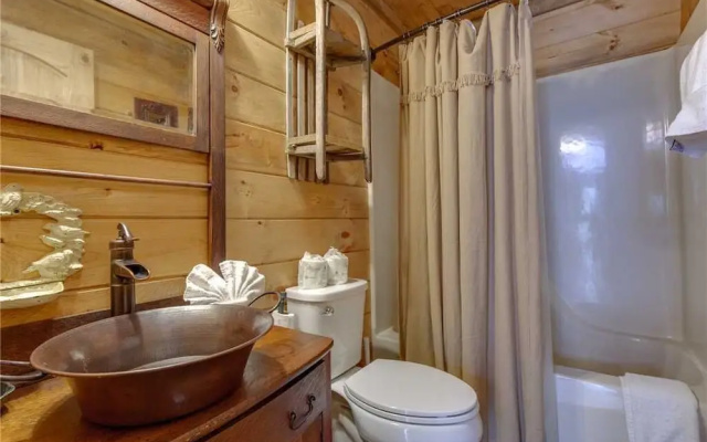 Swiss Bear Haus - Four Bedroom Cabin