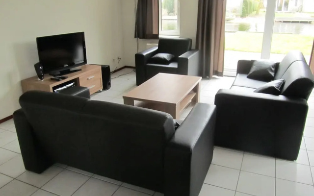 Comfy Bungalow With a Dishwasher, at the Water