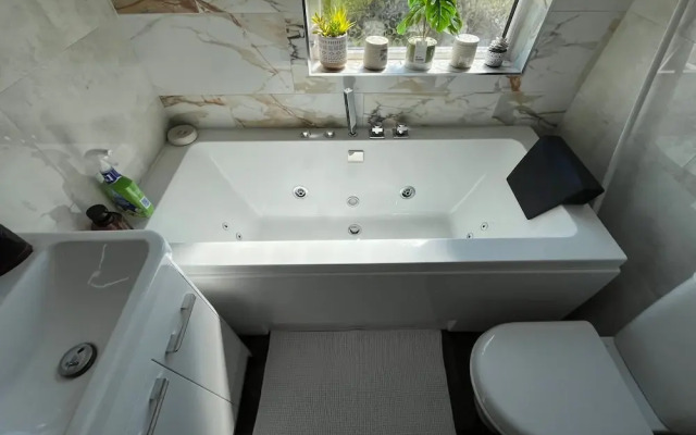 Cardiff - Sleeps 7 - Parking - Jacuzzi - Garden