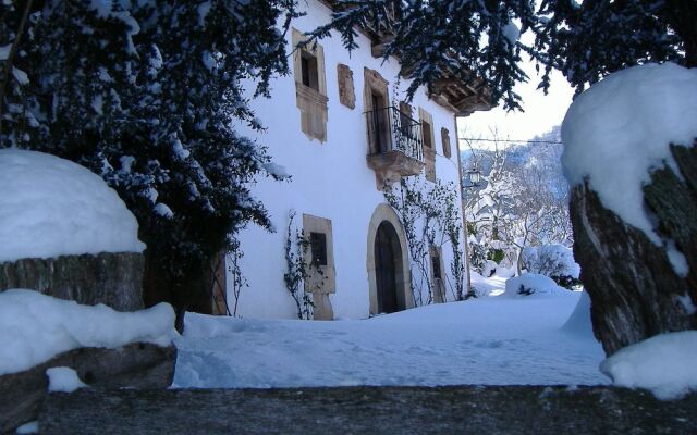 Отель Casona De Treviño вид на фасад