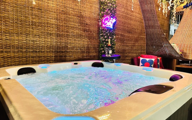 Luxurious Villa With Private Pool, Hot Tub and Bar