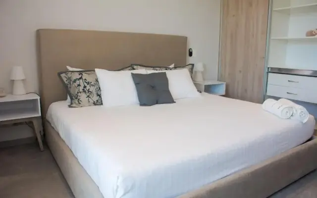 G208N Gallery Luxury Condo 5stars. Walking to the beach.
