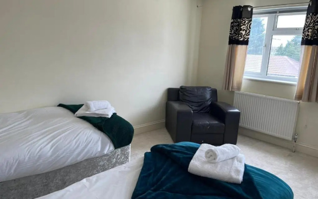 3-bed Semi-detached House, Wifi, Parking, Outdoor Space