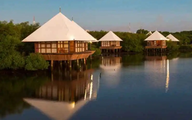 BeeJay Bakau Resort