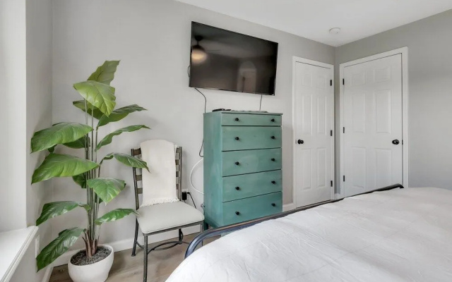 Treetop Haven 2 Bedroom Condo by Redawning