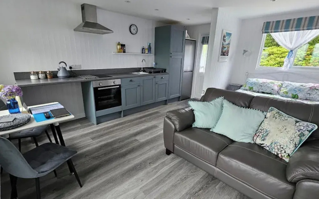 1 Bed Cabin-sleeps 2, Hot Tub, Garden, Views, Pets