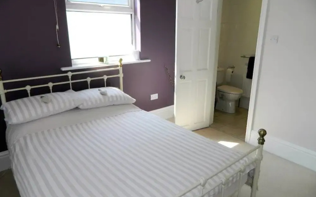 Period Home - Charming Features - 1 Mile From Hoe