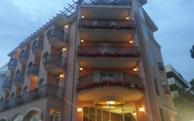 Hotel Trevi Riccione вид на фасад