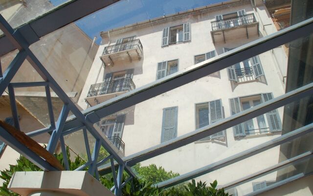 Отель Hôtel de la Fontaine вид на фасад