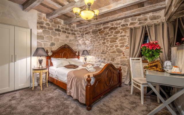 Historic Plaza Varos - Adults Only