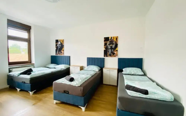 4BR Apartment for 15 Near Danube