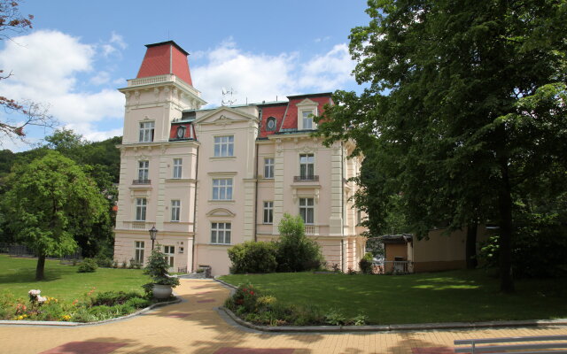 Отель Bristol Vila Tereza Карловы Вары вид на фасад