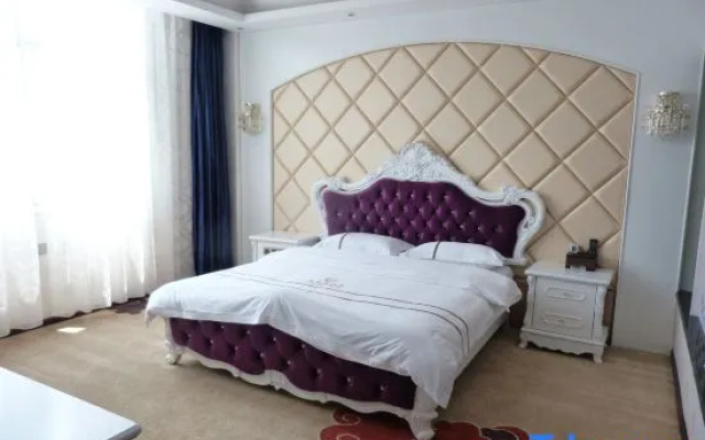 Longquan Hotel (Wenshan Qihua Plaza Minzu Village Branch)