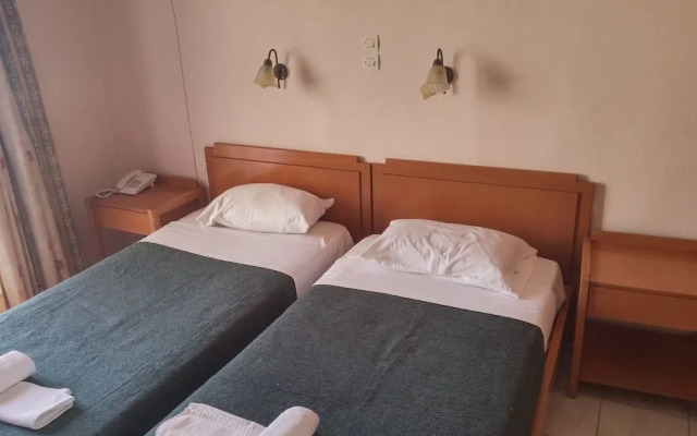 Chrisanna Apartments & Studios