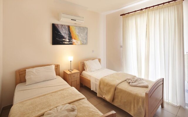 Отель Adamou Gardens комната для гостей