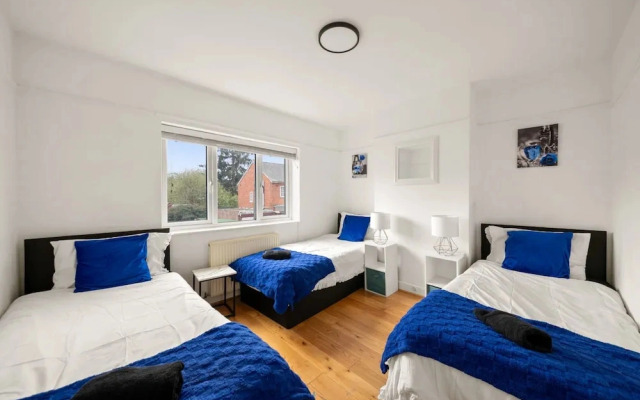 House Sleeps 10 With Enclosed Garden