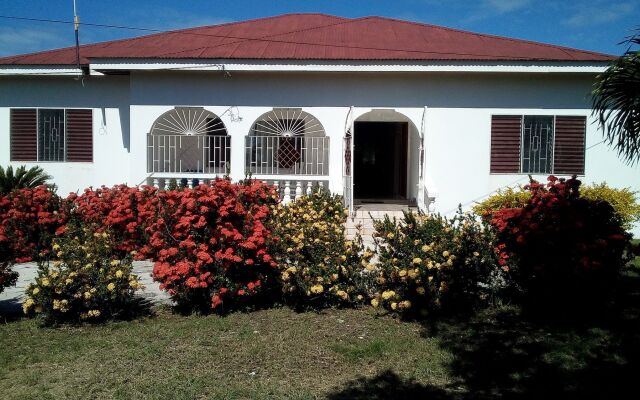Отель Treasure Bay Guesthouse Треже-Бич вид на фасад