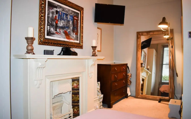 2BD Seafront Flat w Tasteful Decor & Large Garden