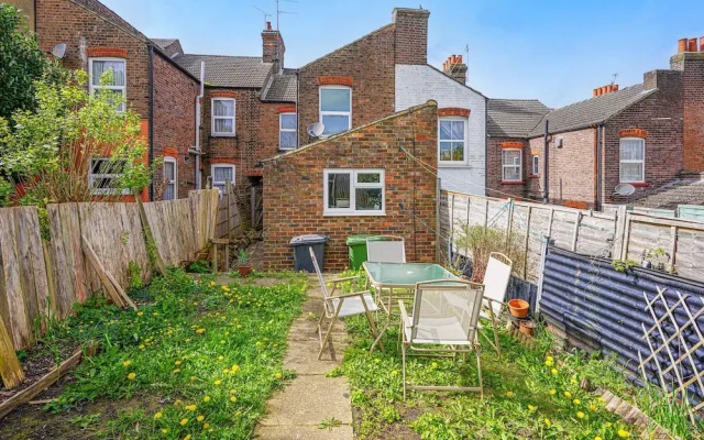 5 Bed House - Sleeps 10 - Parking - Wifi