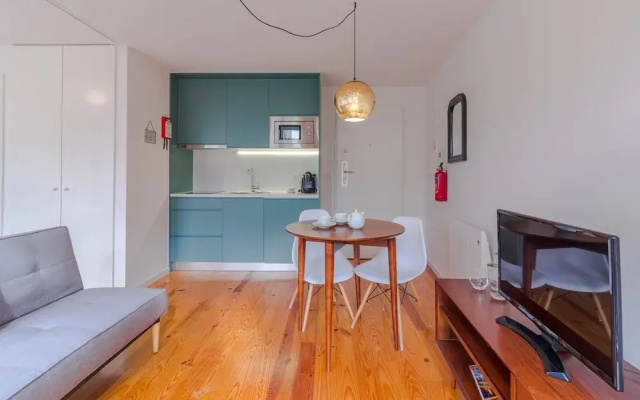 Modern Studio in Porto With Balcony