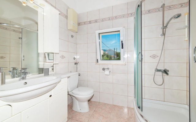 Amazing Home in Kastel Gomilica With Wifi and 4 Bedrooms