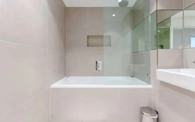 Modern 2BD Flat With a Balcony - Wandsworth