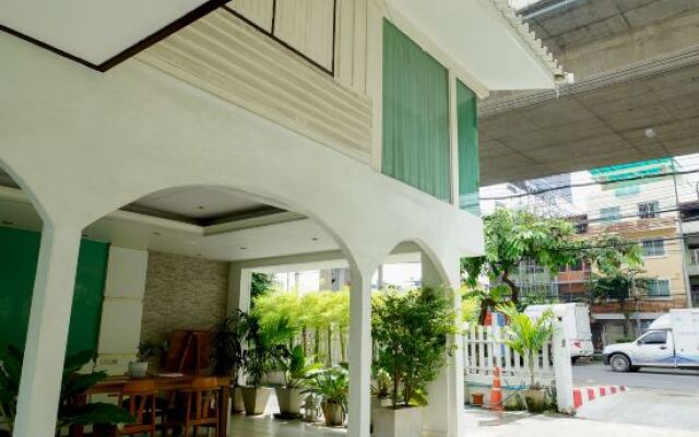 Saphan Krungthep Hostel вид на фасад