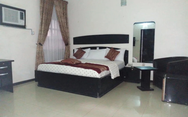 Roneks Royal Hotel & Suites