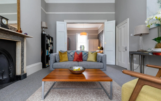 Spacious, Light-filled Period Apartment - Central Bath