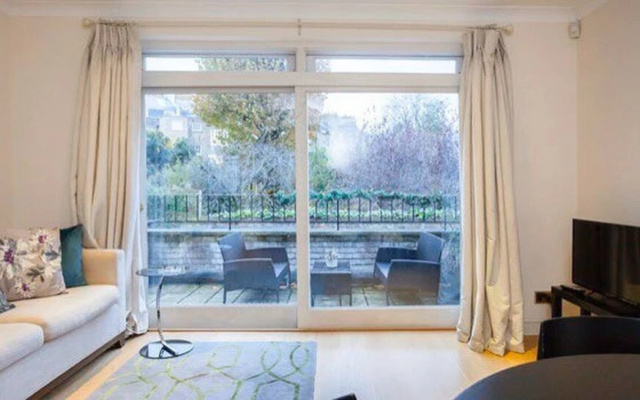 1 Bed Apartment With Balcony In Knightsbridge