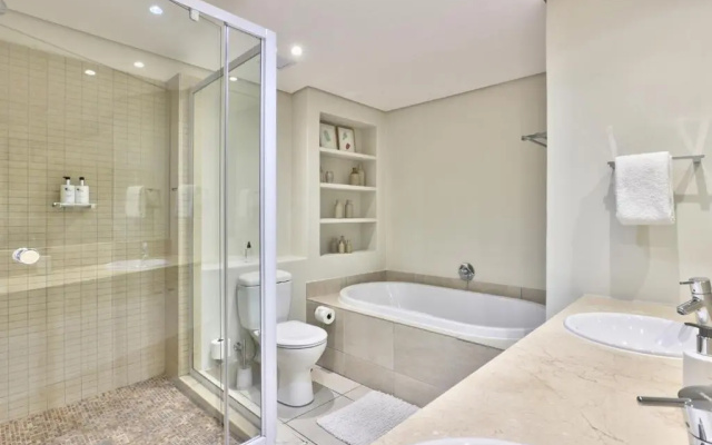 Stylish, Modern Apartment With Breathtaking Views.