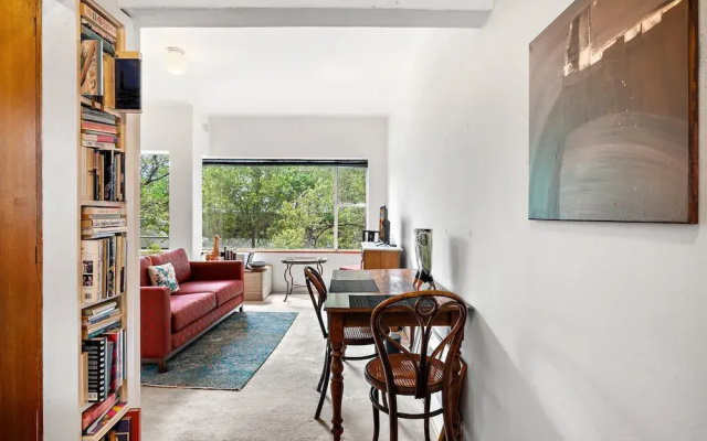 Sunny 1-bed With Parking Near Arts Precinct
