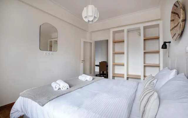 Attica - Captivating 2-Bedroom Apt & Balcony in Athens