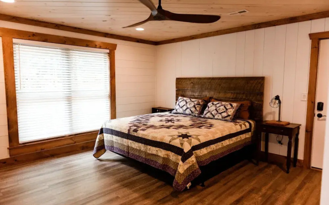 Bigfoots Retreat 2 Bedroom Chalet by RedAwning