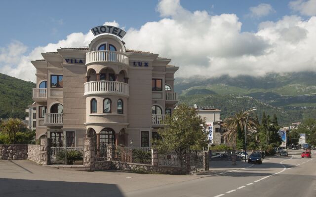 Vila Lux Hotel вид на фасад