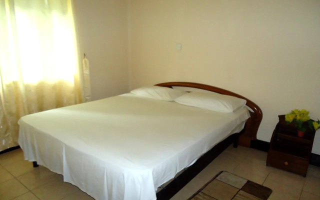 Lions Den Hotel