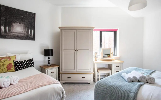 Modern Luxury Apartment, Sleeps 6, Best Location