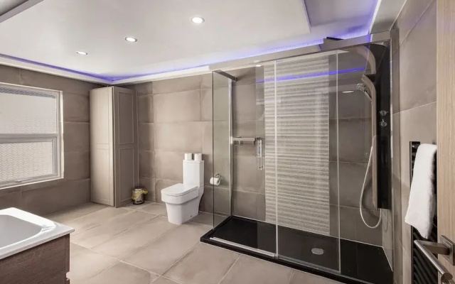 Town View Apartment by Sasco