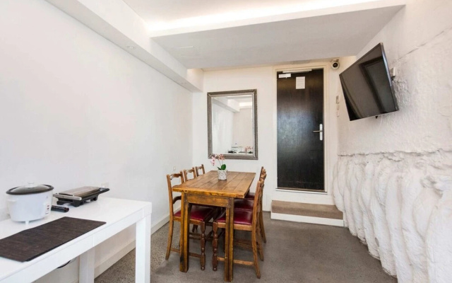 New York Style Room in Northbridge with Roof Terrace