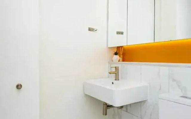 Unwind Bond Quarter Apartment 106