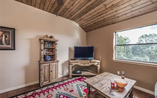 2 Spirit Lodge - Two Bedroom Cabin with Hot Tub