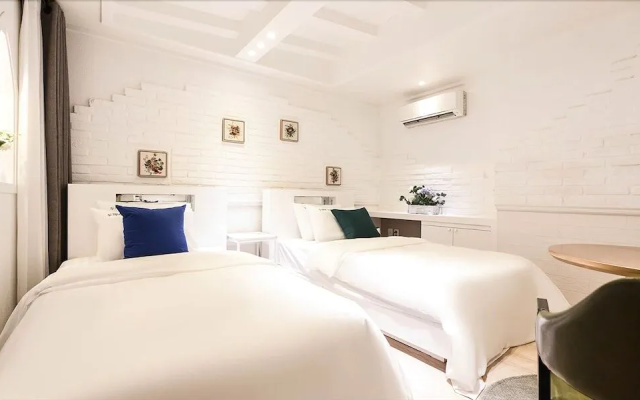 Seocho Dukkeobi Hotel