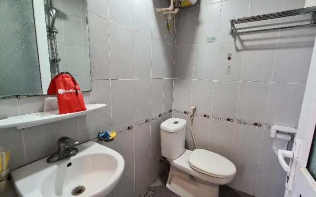 Reddoorz near Tran Duy Hung Street 3