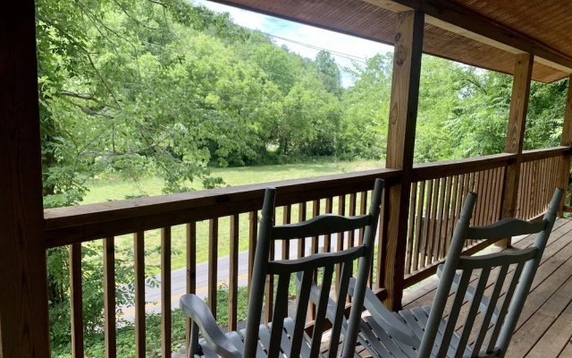 Pleasant Hollow 2 Bedroom Cabin by Redawning