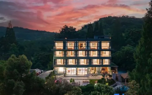 Xinchang Huaqianyueshang Homestay (Nineteen Peaks)