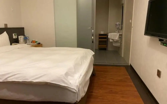 Crystal City Hotel