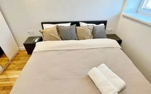 White 1 BD Old Town Apartment by Hostlovers