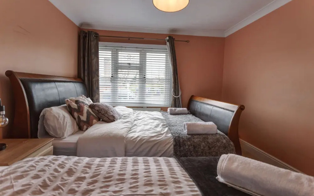 3-bed House, Sleeps 6, Free Parking,wifi