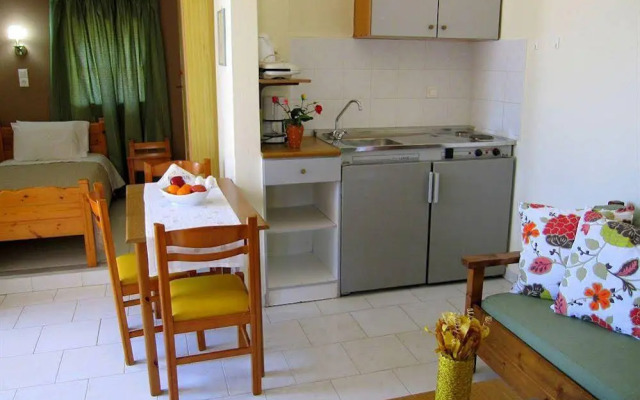 Cathrin Apartments & Studios